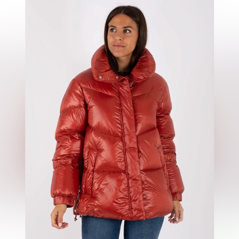 Woolrich Aliquippa Down Jacket in Glossy Nylon in Red Size S